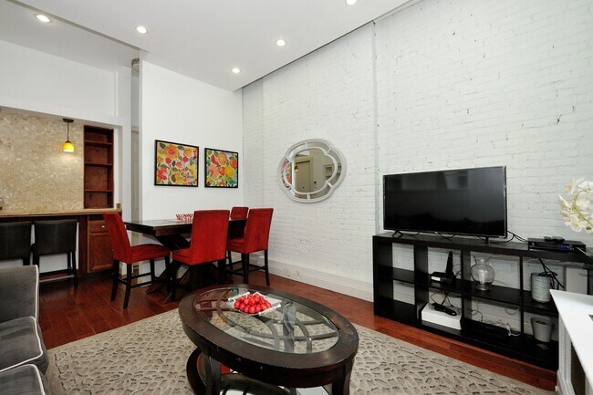 7 W 81st St in New York, NY - Building Photo - Building Photo