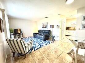 506 Quincy Ave, Unit D4 furnished in Fort Pierce, FL - Building Photo