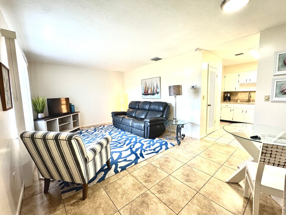 506 Quincy Ave, Unit D4 furnished in Fort Pierce, FL - Foto de edificio