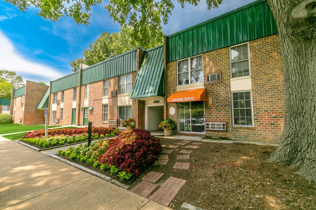 Oakmont North Apartments in Norfolk, VA - Building Photo