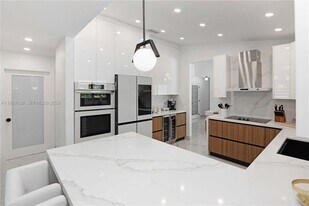 14211 SW 31st St in Miami, FL - Building Photo