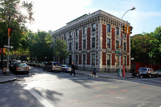 Lamm Institute in Brooklyn, NY - Foto de edificio - Building Photo