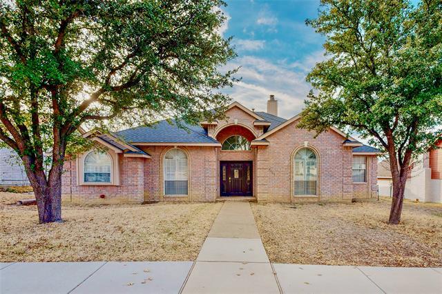 2006 Wellington Dr in Grand Prairie, TX - Foto de edificio