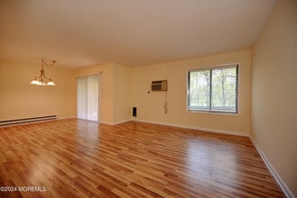 94 Arrowood Rd in Englishtown, NJ - Building Photo - Building Photo