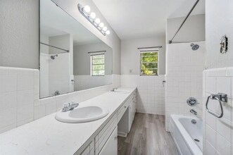 1016 N Meadowlark Ln in Stephenville, TX - Foto de edificio - Building Photo