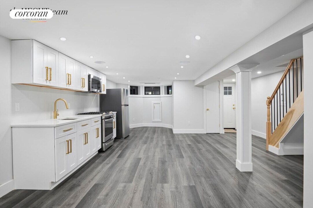 203 Sterling St in Brooklyn, NY - Building Photo