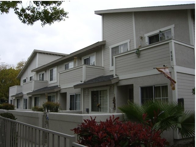 306 N Tenth Ave in Upland, CA - Foto de edificio