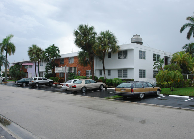 Caravelle Apartments in Fort Lauderdale, FL - Building Photo - Building Photo