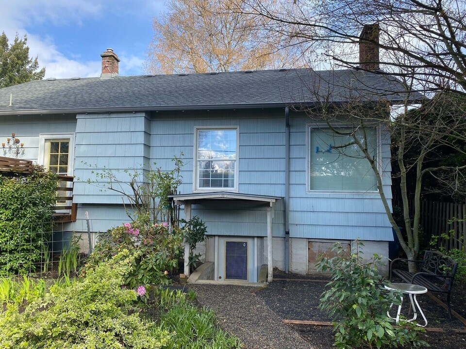 12107 SE 37th Ave in Milwaukie, OR - Building Photo