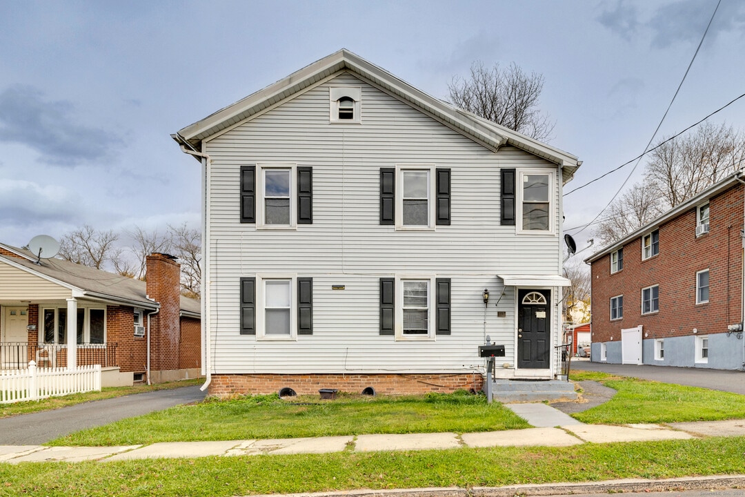 223 Lawlor St in New Britain, CT - Building Photo