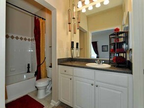 Village on the Green in Atlanta, GA - Foto de edificio - Building Photo