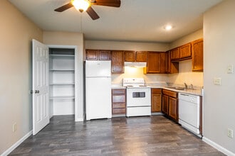 Southfork Apartments in Olathe, KS - Building Photo - Interior Photo