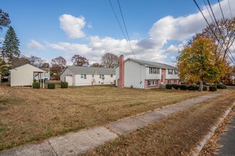 11 Glenn Ln in West Hartford, CT - Building Photo - Building Photo