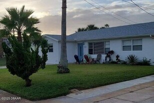 384 Euclid Ave in Daytona Beach, FL - Building Photo