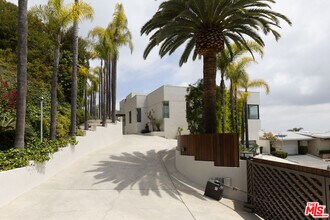9405 Sierra Mar Pl in Los Angeles, CA - Building Photo - Building Photo
