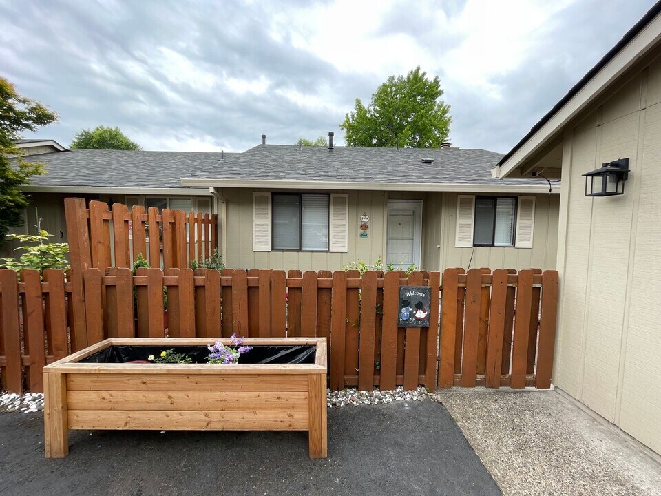 2943 SE Bluebird Dr in Hillsboro, OR - Building Photo