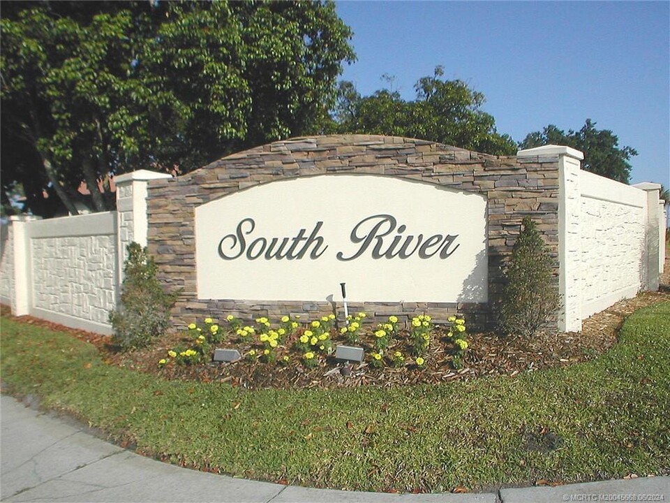 541 SW South River Dr in Stuart, FL - Foto de edificio