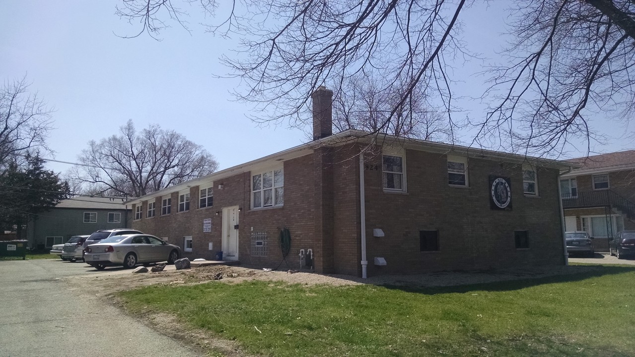 824 Greenbrier Rd in Dekalb, IL - Building Photo