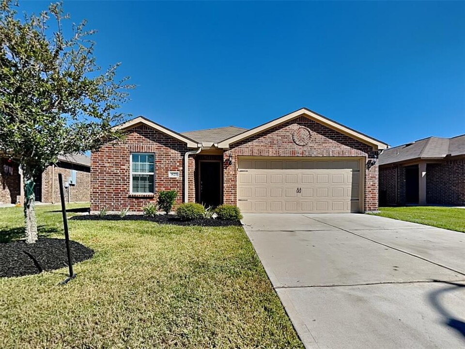 821 Painted Bison Dr in La Marque, TX - Building Photo