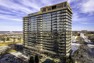 600 Admiral Blvd Apartamentos