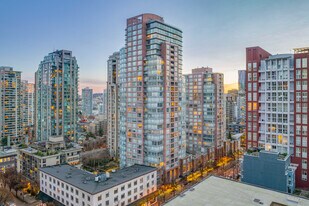 Metropolitan Towers in Vancouver, BC - Building Photo