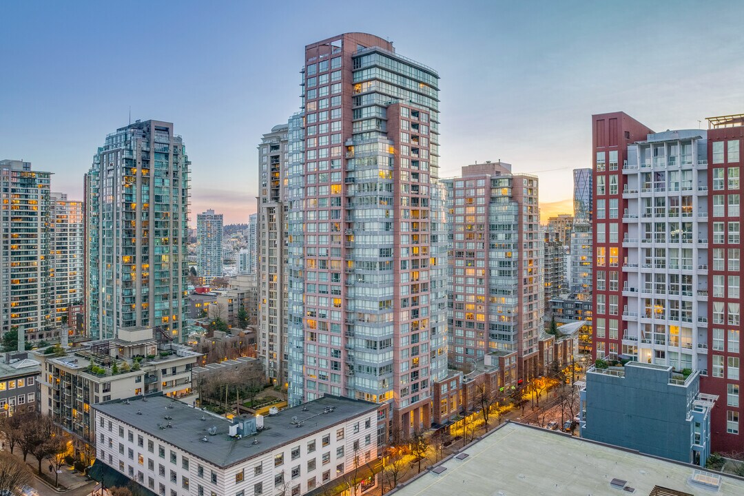 Metropolitan Towers in Vancouver, BC - Building Photo
