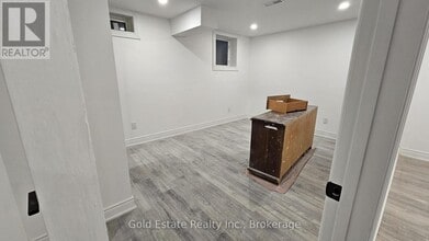 212 Spring Creek Dr in Hamilton, ON - Building Photo - Building Photo