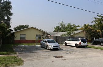 712-716 NE 15th St in Fort Lauderdale, FL - Foto de edificio - Building Photo