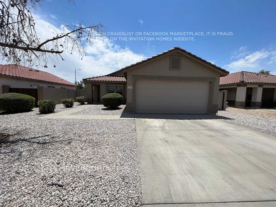 15709 W Watson Ln in Surprise, AZ - Building Photo