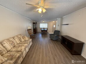 10 Tyndall Rd in Kendall Park, NJ - Building Photo - Building Photo