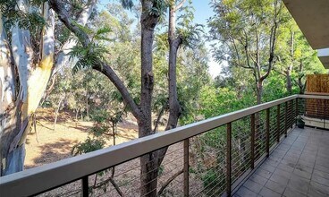 330 S Barrington Ave, Unit 309 in Los Angeles, CA - Foto de edificio - Building Photo