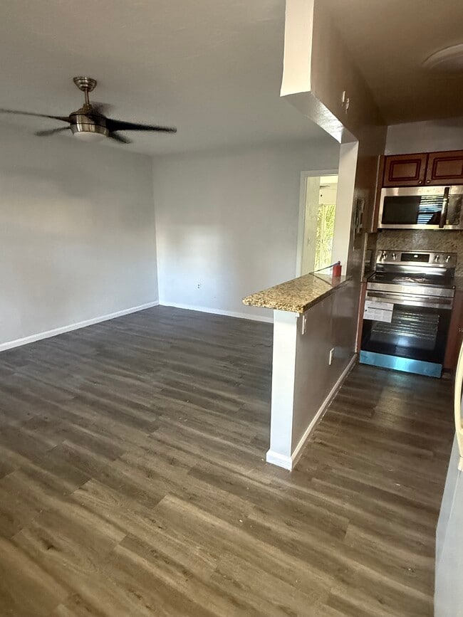 1860 Venice Park Dr, Unit 124 in North Miami, FL - Building Photo - Building Photo