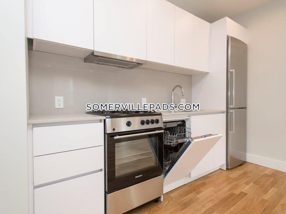 136 Highland Ave in Somerville, MA - Building Photo