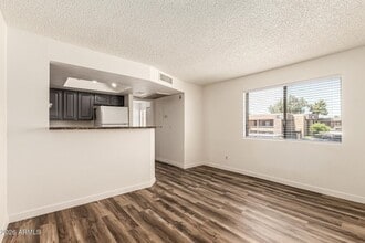 3601 W Tierra Buena Ln, Unit 247 in Phoenix, AZ - Foto de edificio - Building Photo