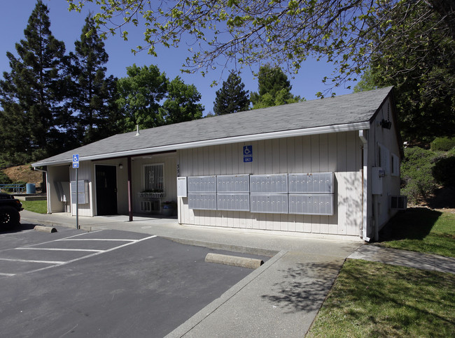 Snowcap View Apartments in Auburn, CA - Building Photo - Building Photo