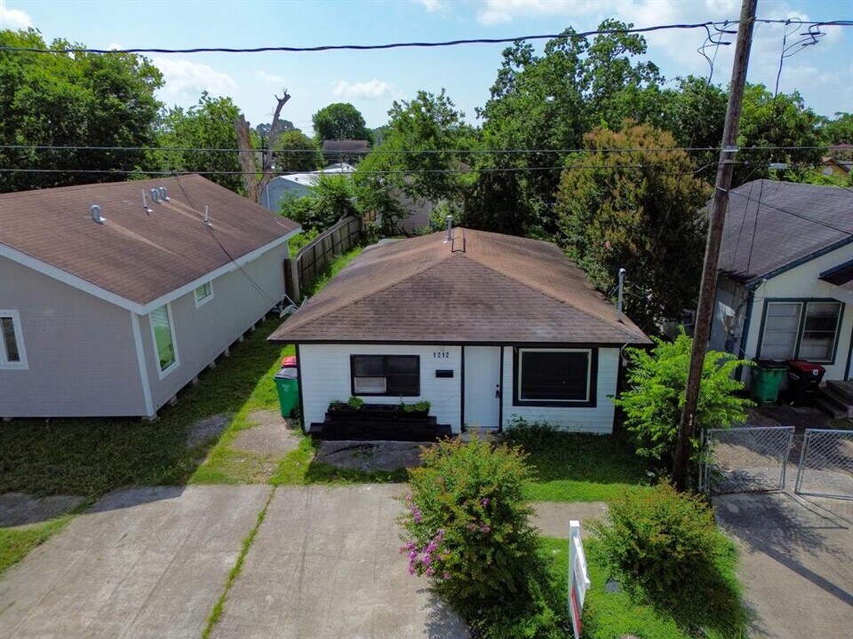 1212 Pine St in Baytown, TX - Building Photo