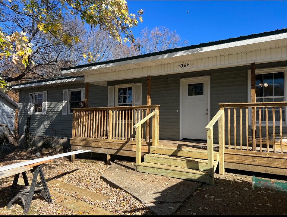 10664 Wagon Trl in Dexter, MO - Foto de edificio