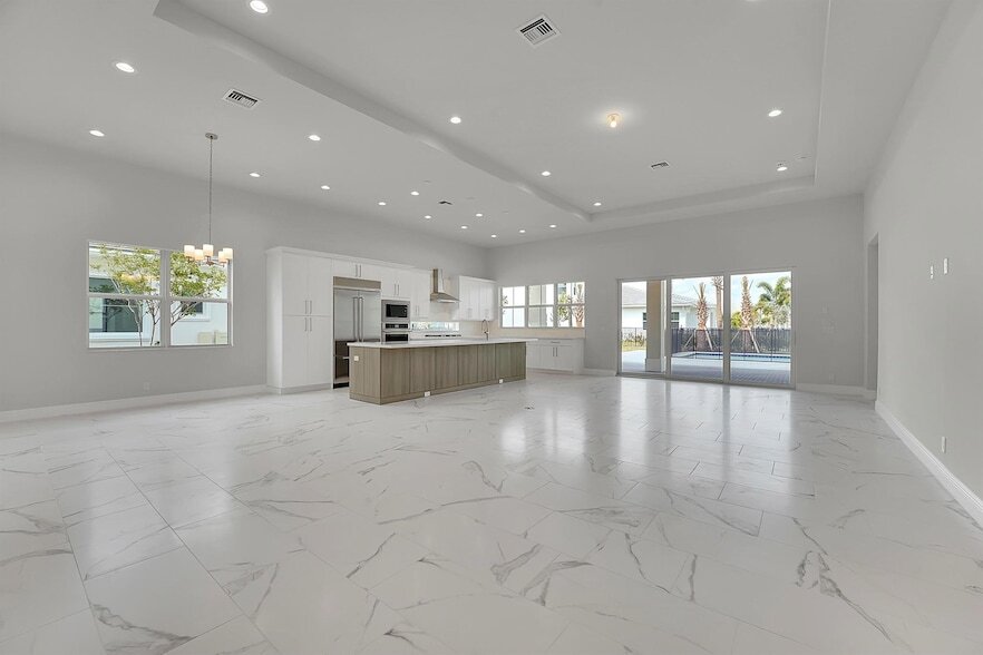 9341 Crestview Cir in Palm Beach Gardens, FL - Building Photo