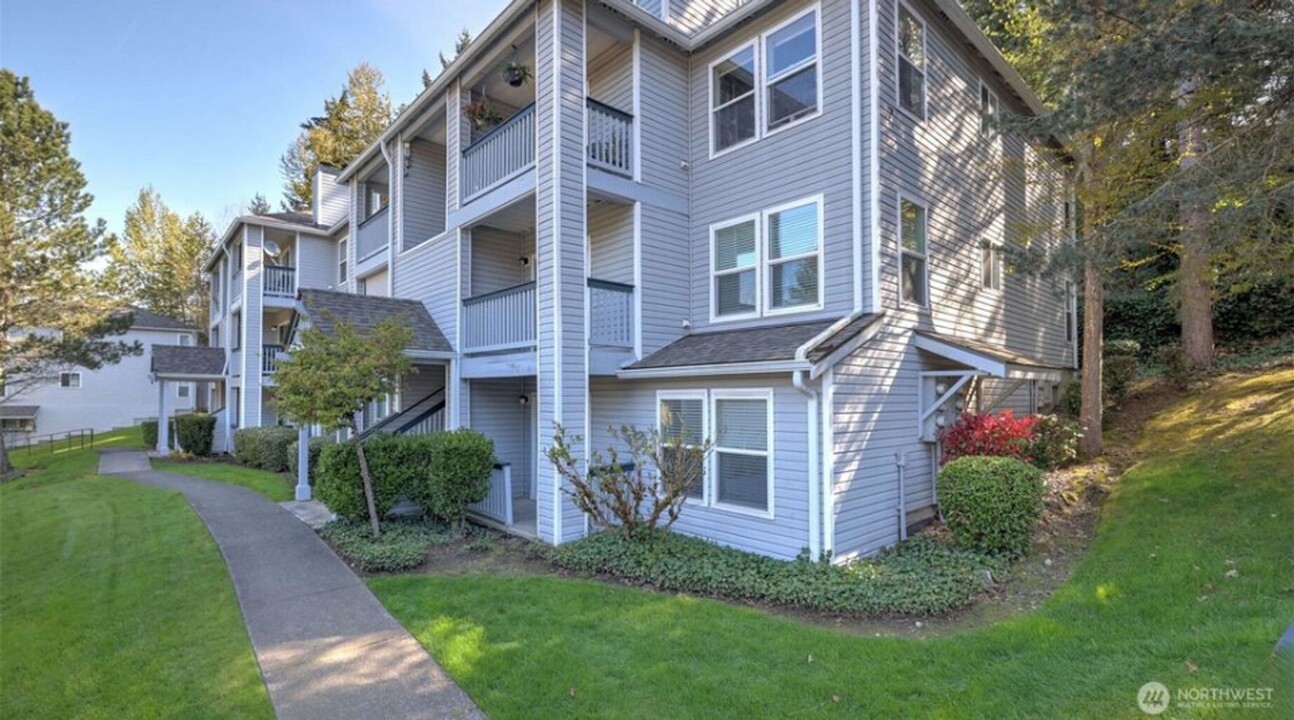 33020 10th Ave SW in Federal Way, WA - Building Photo