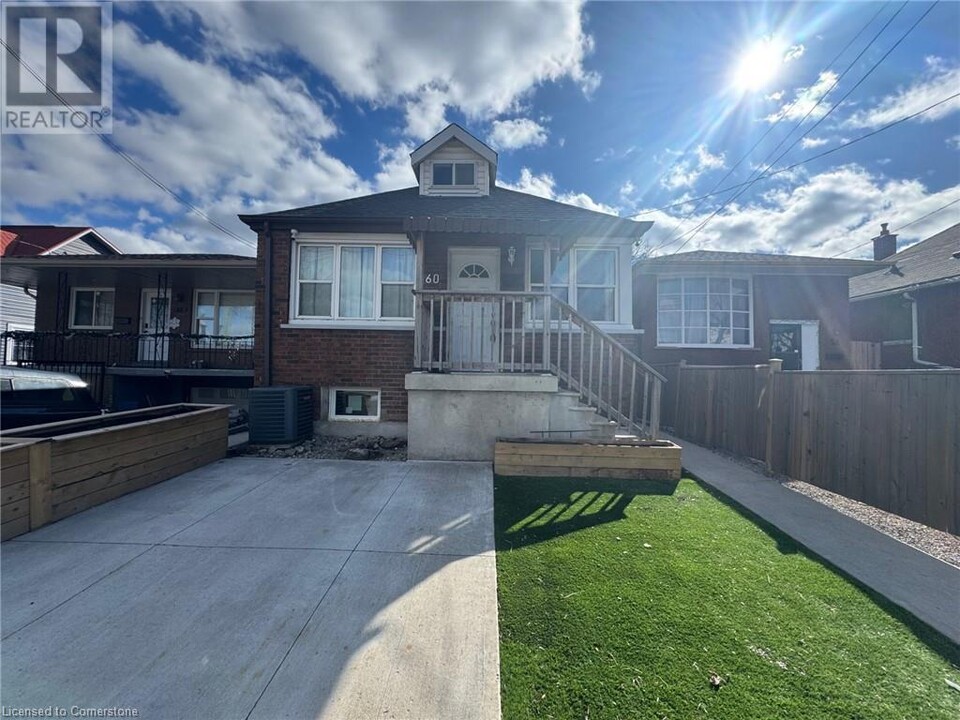60 Merchison Ave in Hamilton, ON - Building Photo