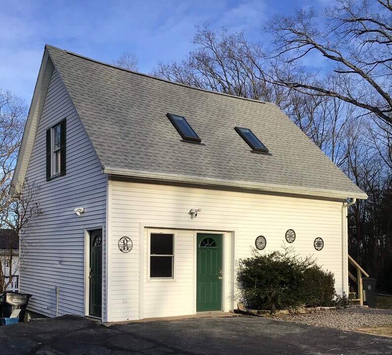30 Charles St in Putnam, CT - Building Photo