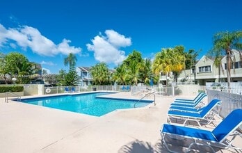 17580 NW 67th Pl in Hialeah, FL - Building Photo - Building Photo