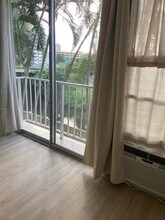 2845 Waialae Ave, Unit 220 in Honolulu, HI - Foto de edificio - Building Photo