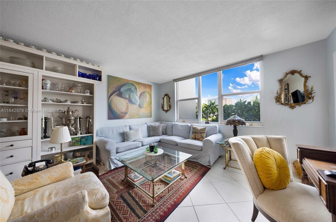 1893 S Ocean Dr in Hallandale Beach, FL - Foto de edificio