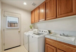 1243 Cardona Way in San Jose, CA - Building Photo - Building Photo