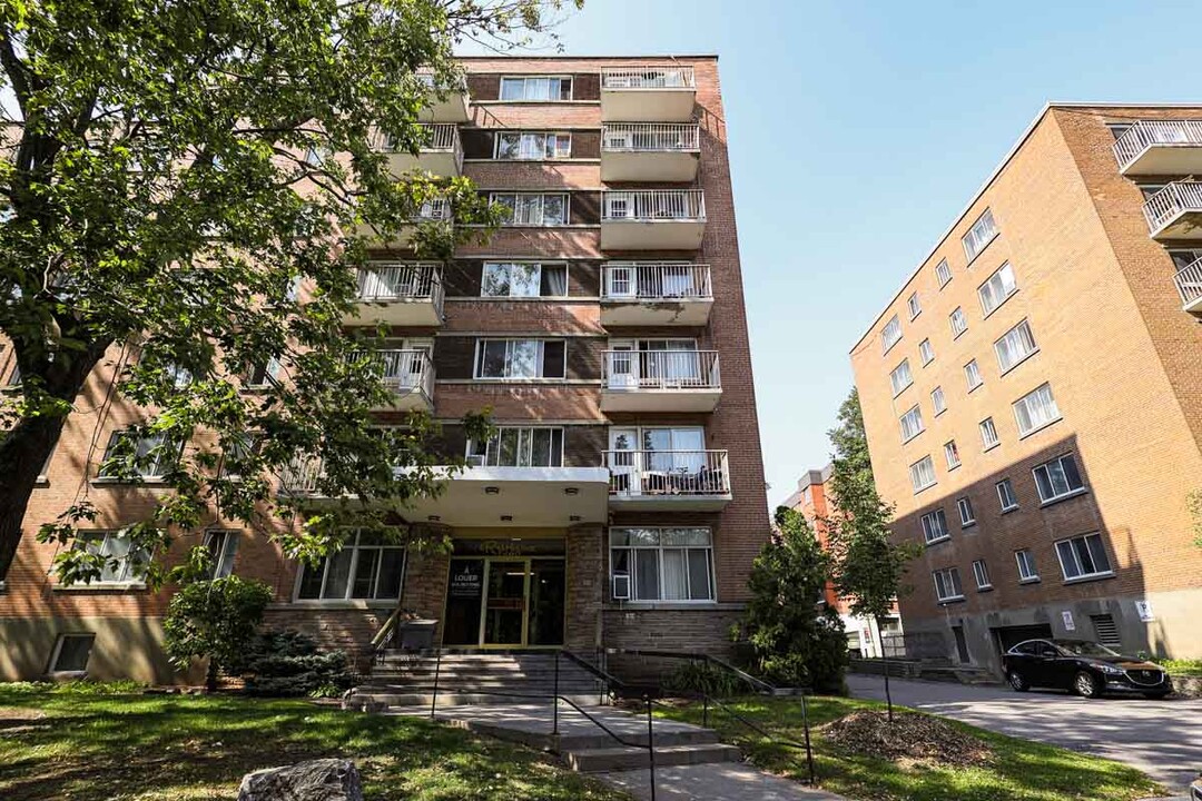 Benny Crescent Apartments in Montréal, QC - Building Photo