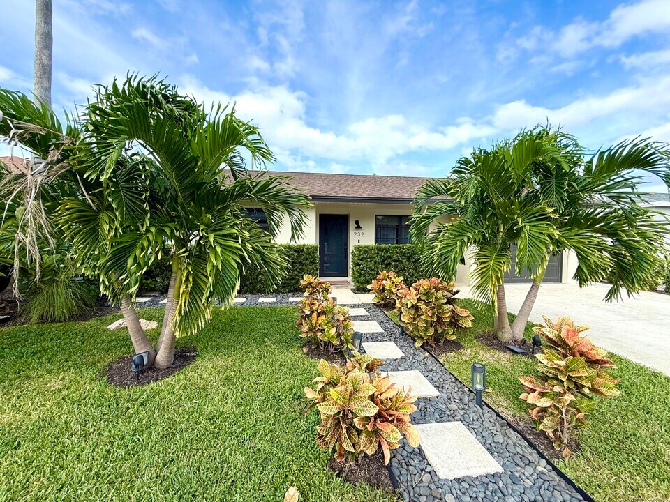 232 Wellesley Dr in Lake Worth Beach, FL - Building Photo