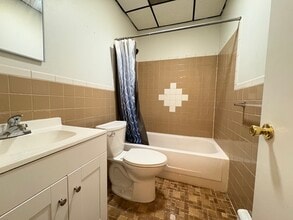 211 Clinton Ave, Unit 1 in Jersey City, NJ - Building Photo - Building Photo