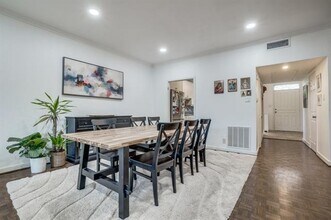 7430 W Northwest Hwy in Dallas, TX - Building Photo - Building Photo