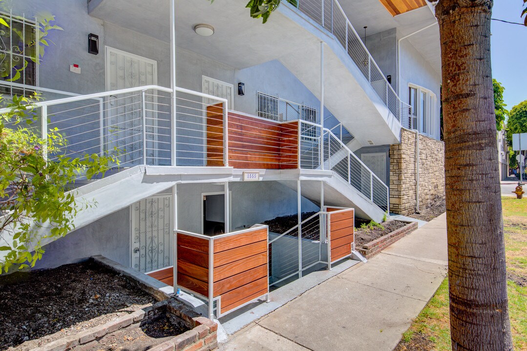 8555 Sherwood Dr in West Hollywood, CA - Building Photo